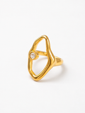 Anillo Ovalado Irregular Dorado con una zirconia pequeña