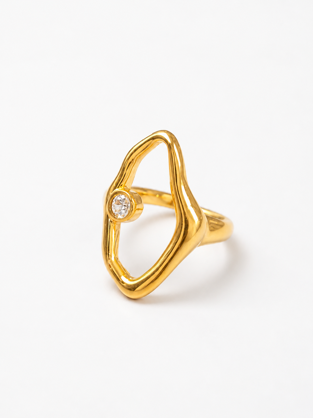 Anillo Ovalado Irregular Dorado con una zirconia pequeña