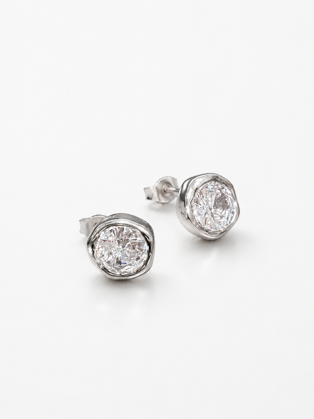 Aretes mini con zirconia y borde irregular